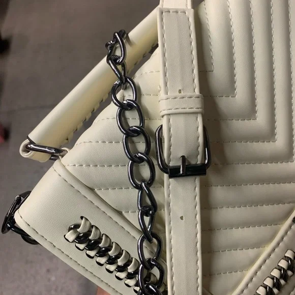 Chevron Quilted Detail with Buckle Closure Chain Strap Shoulder Bag in White - Picture 3 of 9